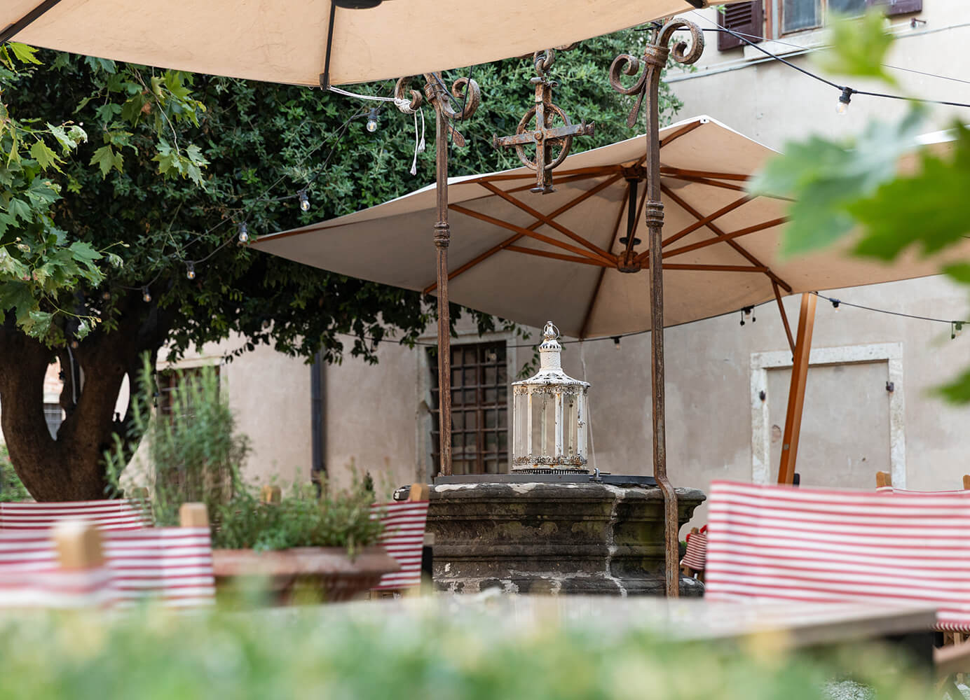 scorcio del giardino con tavoli e sedie